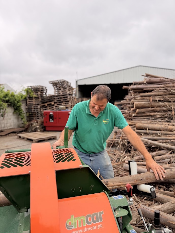 Preparação e limpeza da lenha no armazém